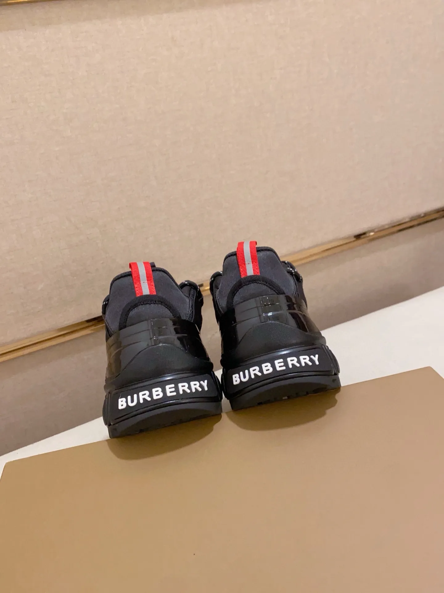 Men's shoes 💰: 640💰🇮🇹🇮🇹BURBERRY's top purchasing agents are available simultaneously at the counter. 🔍🔍Synchronized sales. Positive code number: 38-46. Italian imported cowhide, fully imported sheepskin lining, sole: original sole provided by the original factory, exclusive movable molded sole, super comfortable, original factory follow-up goods, 🔍🔍high quality, you can enter and exit the counter at will, welcome to compare